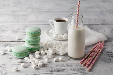 Süt ve kahve ile nane çerezleri acıbadem kurabiyesi.