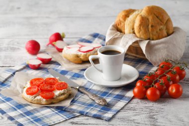 Zeytin ekmek ve domates ile Servis Kahvaltı