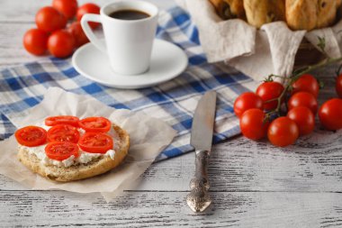 taze domates ve kahve ile sağlıklı kahvaltı