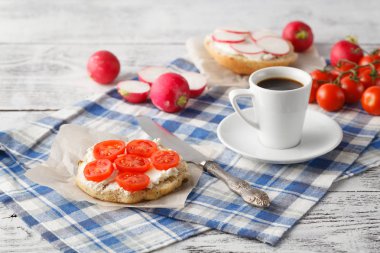 Kahvaltıda domates sandviç ve kahve Kupası