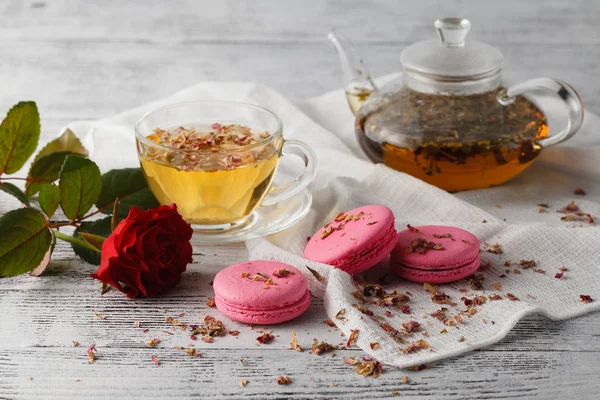 Fincan çay ve kurabiye ile romantik Kahvaltı