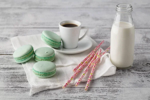 Café y leche con macarrones — Foto de Stock