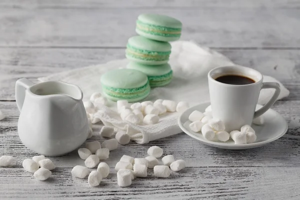 Galletas de menta macarrón con leche y café . — Foto de Stock