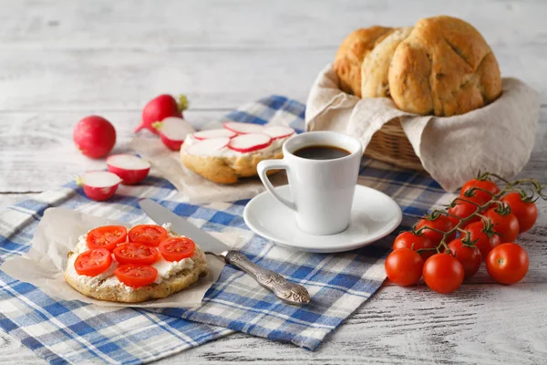 Zeytin ekmek ve domates ile Servis Kahvaltı