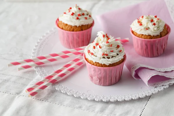 Festlicher Cupcake mit Sahne und Herzdekoration — Stockfoto