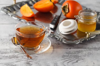 Trabzon hurması demir tepsi ile çay