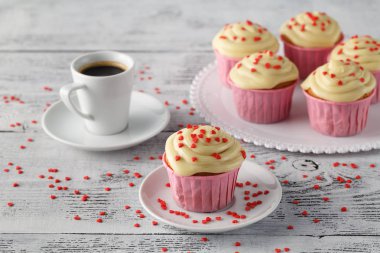 Sevgililer günü cupcakes kalpleri ile dekore edilmiştir.
