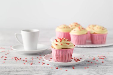 Sevgililer günü kalpleri ile tatlı kek dekore