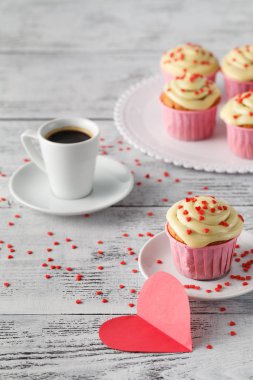 Sevgililer günü cupcakes kalpleri ile dekore edilmiştir.