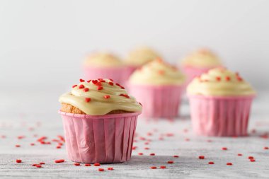 Sevgililer günü cupcakes kalpleri ile dekore edilmiştir.