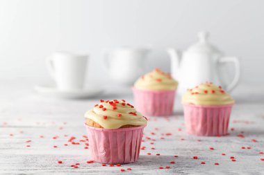 Sevgililer günü kahve Kupası ile kalpleri ile cupcakes