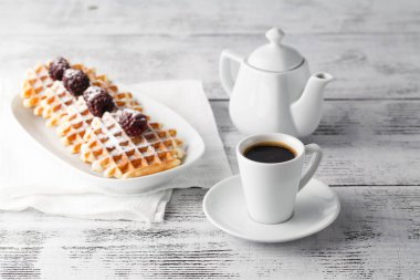 Çilek ve kahve ile tabloda birkaç gofret