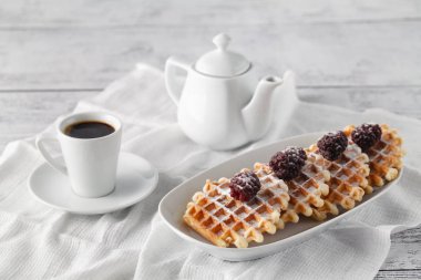 Çilek ve kahve ile tabloda birkaç gofret