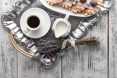 Brüksel waffle çilek ve kahve ile