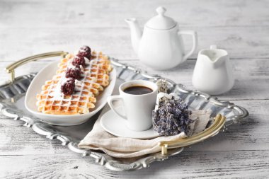 Brüksel waffle ile böğürtlen plaka üzerinde