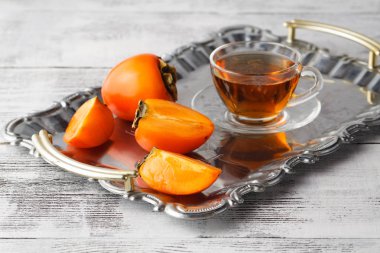 Trabzon hurması demir tepsi ile çay