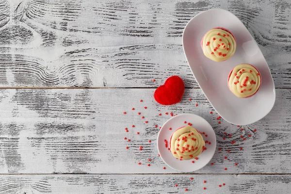 Sevgililer günü cupcakes kalpleri ile dekore edilmiştir.