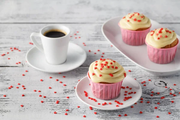 Sevgililer günü kalpleri ile tatlı kek dekore