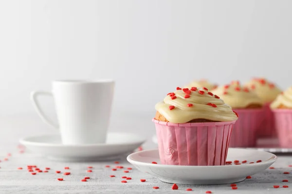 Día de San Valentín taza de café con cupcakes con corazones — Foto de Stock