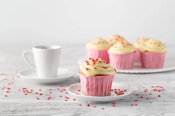 Día de San Valentín dulces cupcakes decorados con corazones —  Fotos de Stock