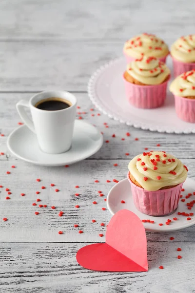 Sevgililer günü cupcakes kalpleri ile dekore edilmiştir.