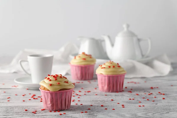 Valentines day coffee cup with cupcakes with hearts — Stock Photo, Image