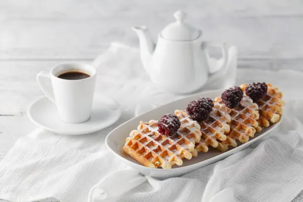 Brüksel waffle çilek ve kahve ile
