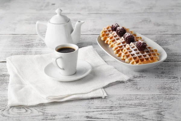 Brüksel waffle ile böğürtlen plaka üzerinde