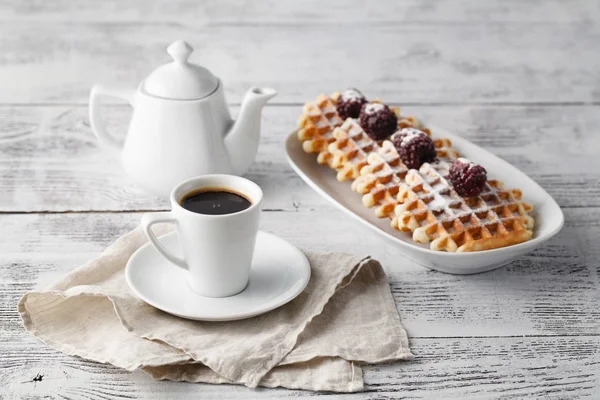 Çilek ve kahve ile tabloda birkaç gofret