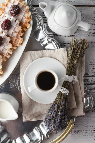 Brüksel waffle çilek ve kahve ile