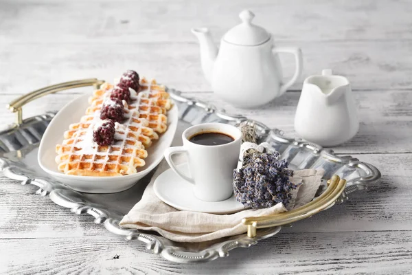 Brüksel waffle ile böğürtlen plaka üzerinde