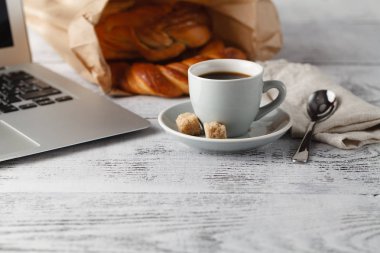 ofiste dizüstü bilgisayar ile tabloda demlemek kahve