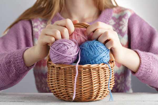 Шерсть в женских руках
