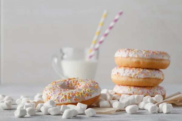 Donuts con leche para el desayuno — Foto de Stock