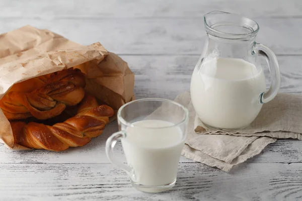 Tazza di latte e pasticceria in tavola — Foto Stock