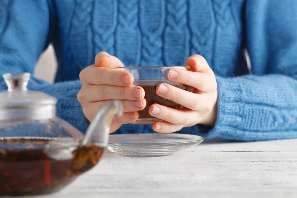 Frau hält Tasse Tee in Händen — Stockfoto