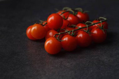 Kiraz domates koyu arka plan üzerinde demet