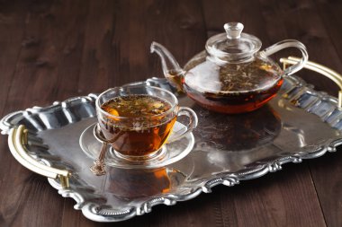 Metal tepsi günü kahvaltıda çay
