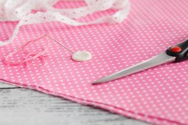 İğne ve puantiyeli bez üzerinde pinned düğmesi