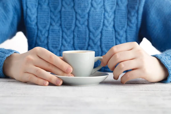 Дівчина п'є каву еспресо з невеликої чашки — стокове фото