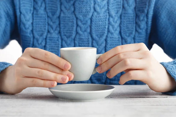 Дівчина п'є каву еспресо з невеликої чашки — стокове фото