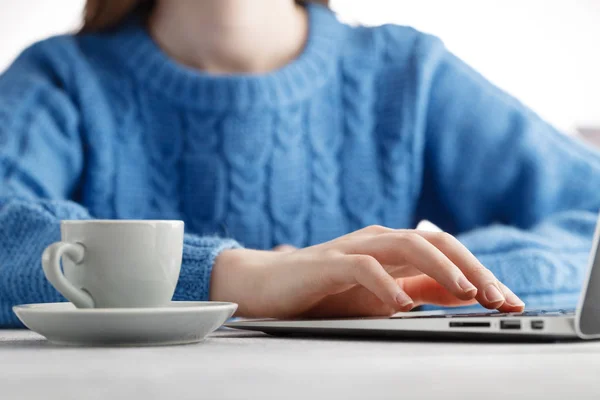 Mit Laptop im Büro sitzen und Kaffee trinken — Stockfoto