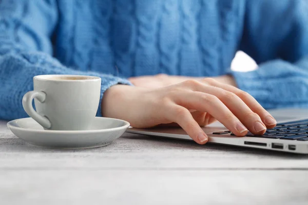 Mit Laptop im Büro sitzen und Kaffee trinken — Stockfoto