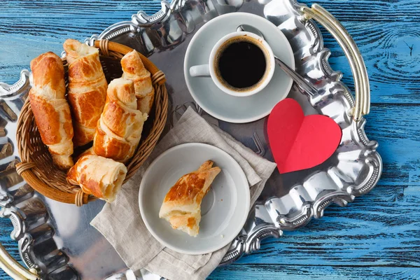 Dia dos Namorados café da manhã com croissants e chá — Fotografia de Stock