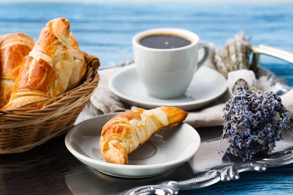Сніданок з французьким круасаном і купою лаванди — стокове фото
