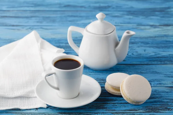 Frühstück. Kaffeetasse und weiße Makronen auf Serviette — Stockfoto