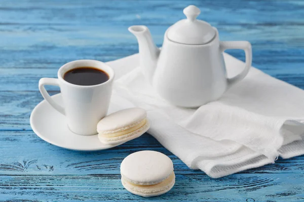 Frühstück. Kaffeetasse und weiße Makronen auf Serviette — Stockfoto