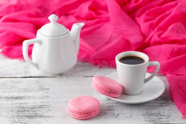 Kadın kahvaltı kahve Kupası ve pembe macaroons ile