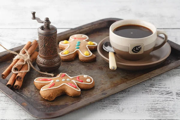 Biscuits sablés sur vieux plateau avec café — Photo