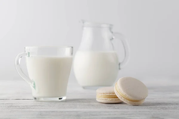 Tasse de lait et tasse de macarons — Photo